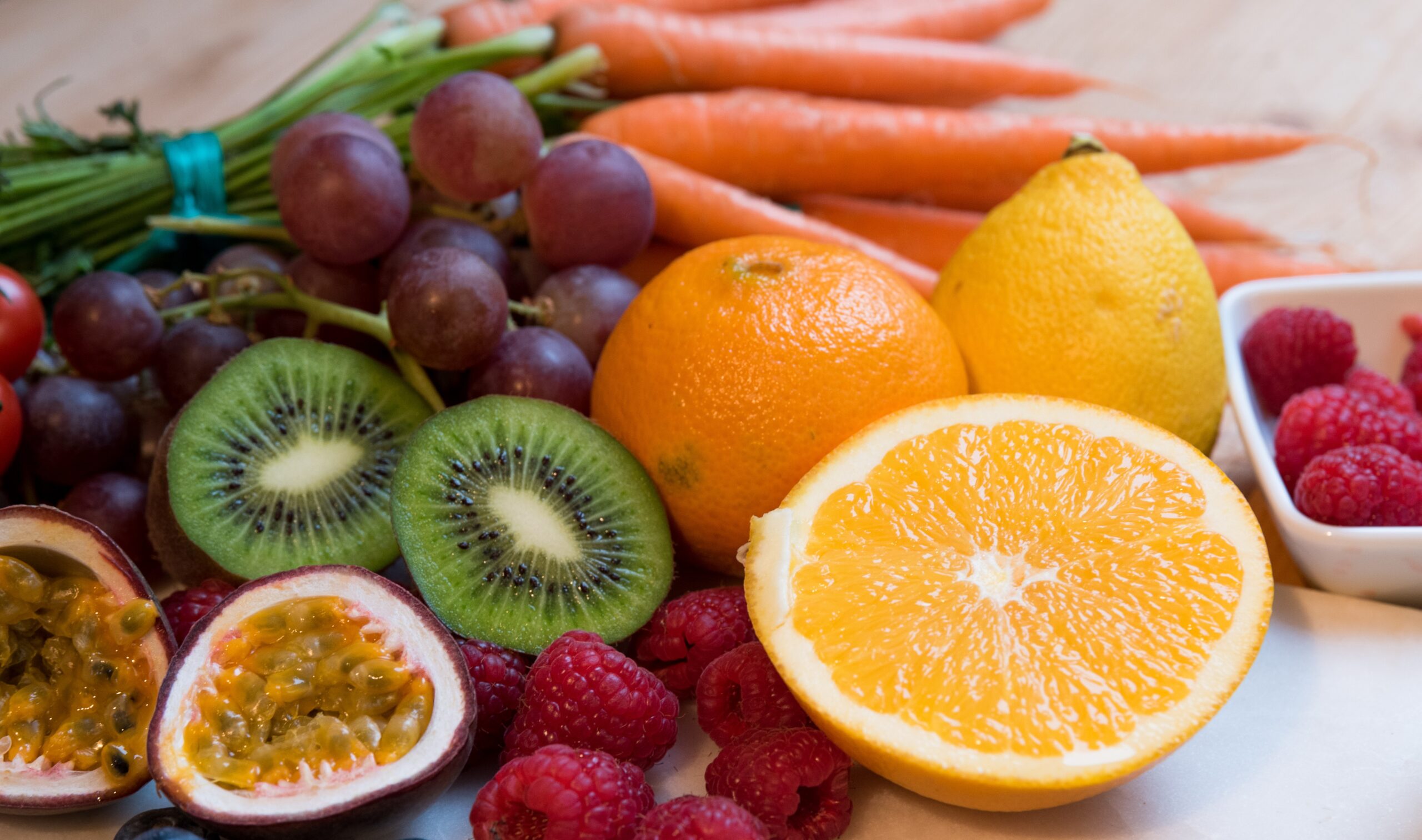Et utvalg av frukt og grønnsaker på et bord.