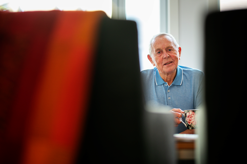 En eldre mann som sitter foran en datamaskin.