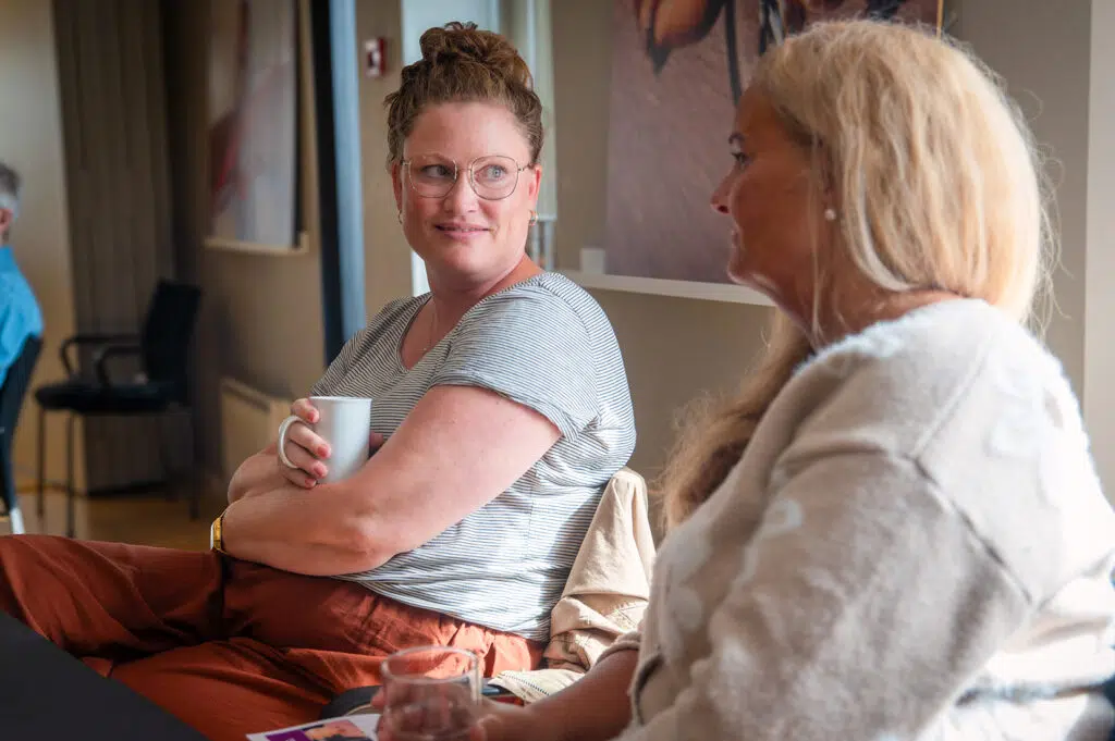 To smilende kvinner.