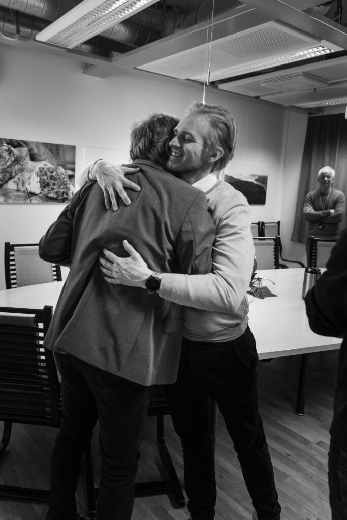 Brage Sollund gratulerer Terje Johansen