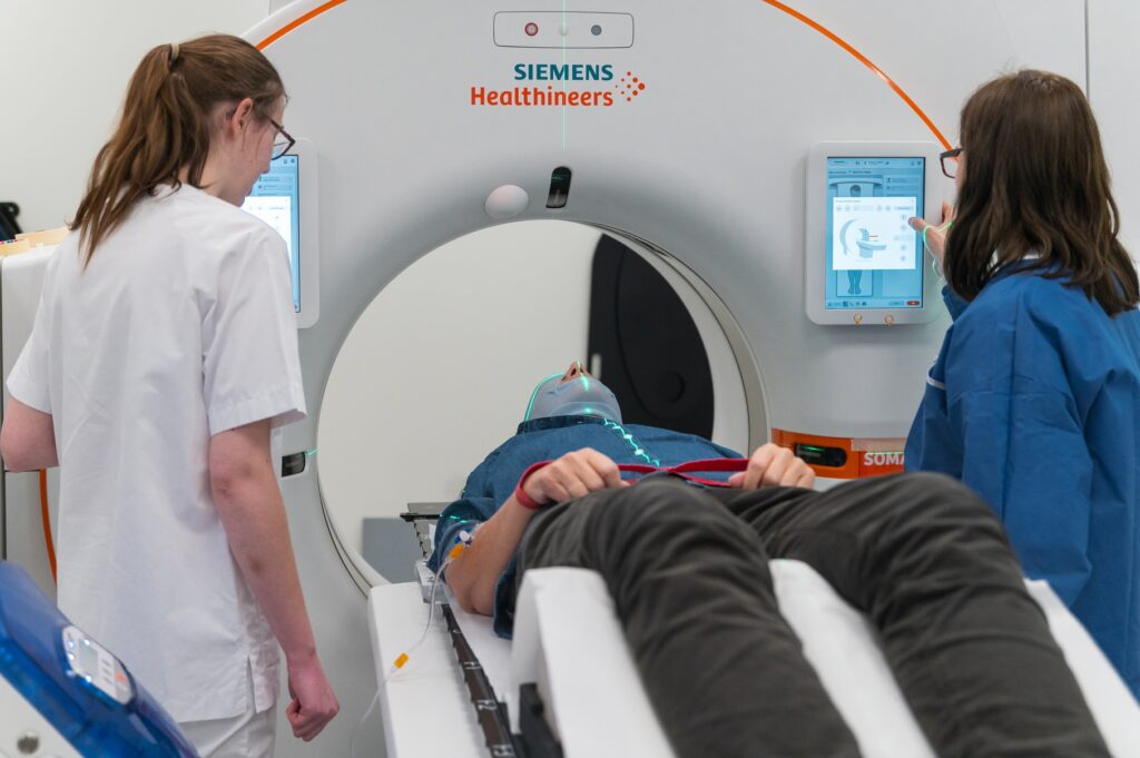 Bilde av pasient i en CT maskin