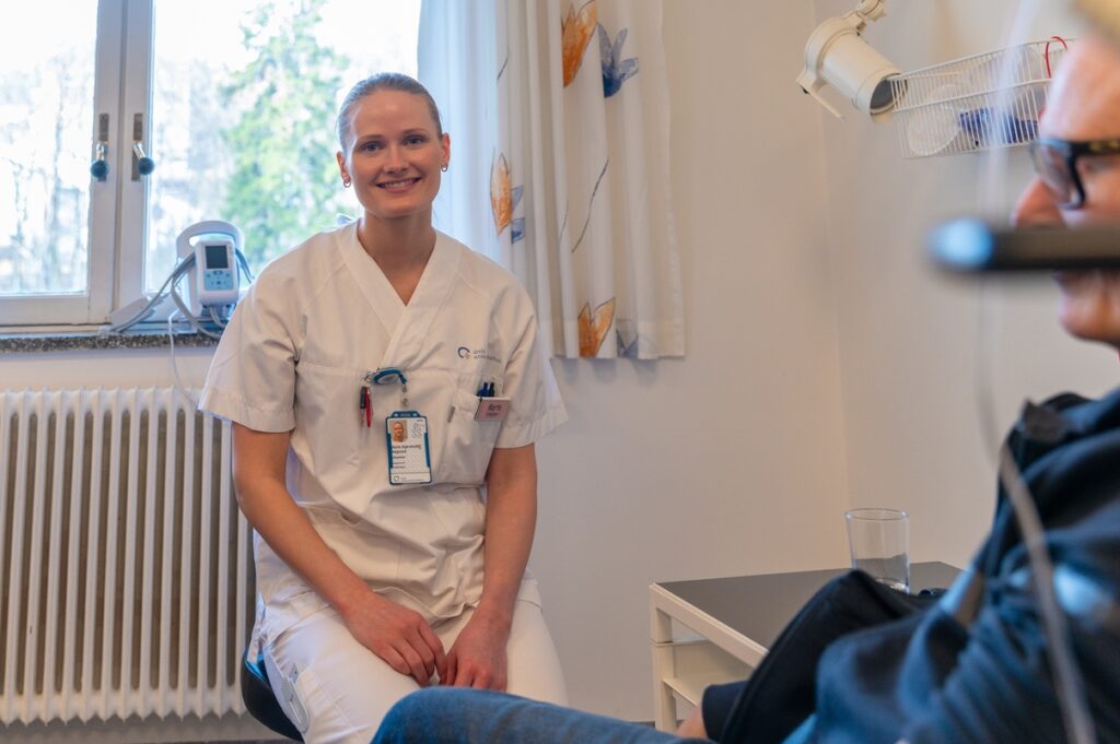 Bilde av pasient og kreftsykepleier