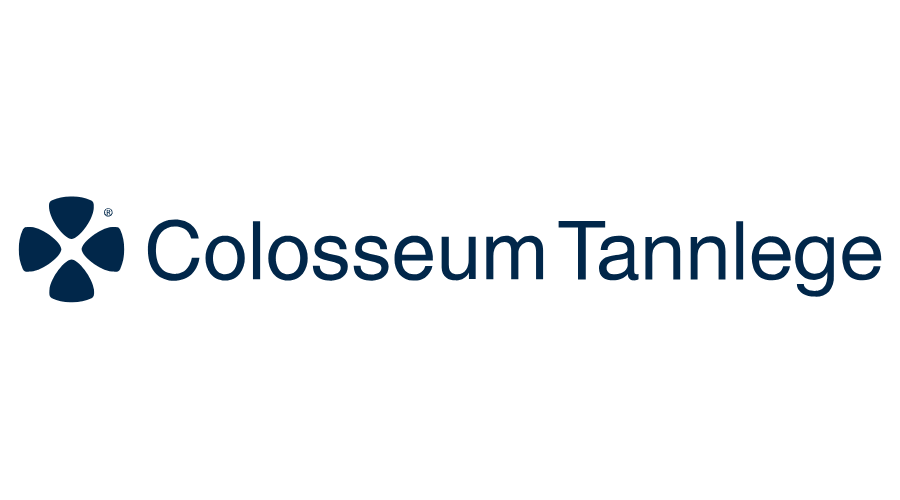 Bildet viser Colosseum Tannlege-logoen med et blått blomsterlignende symbol til venstre og firmanavnet i blå tekst på hvit bakgrunn.