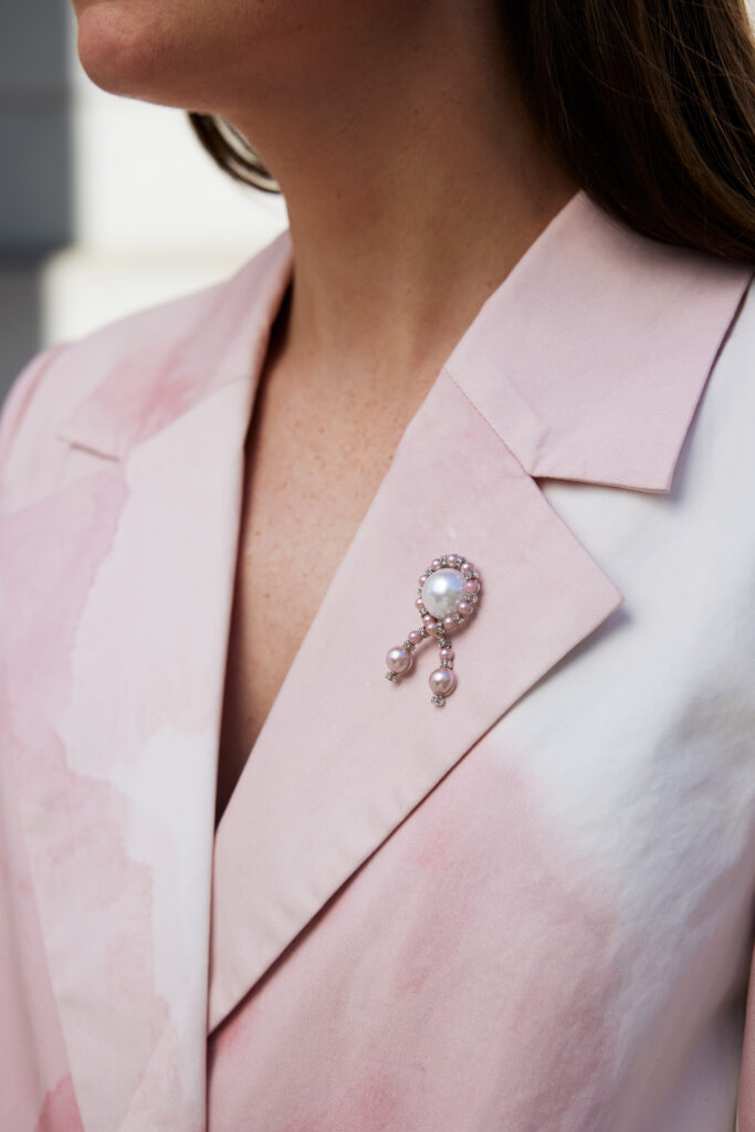 Nærbilde av årets Rosa sløyfe på et rosa og hvit blazer