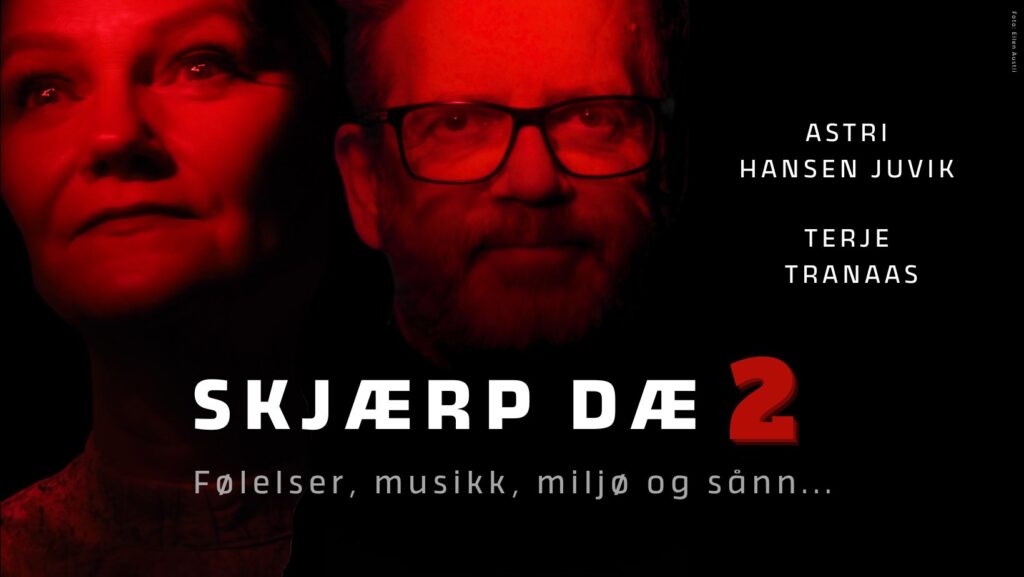 Rødt opplyst plakat med to personer med navnene "Astri Hansen Juvik" og "Terje Tranaas" overlagt. Teksten lyder «SKJÆRP DÆ 2 Følelser, musikk, miljø og sånn...