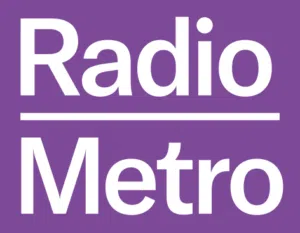 Hvit tekst "Radio Metro" på lilla bakgrunn med en horisontal hvit linje mellom ordene.