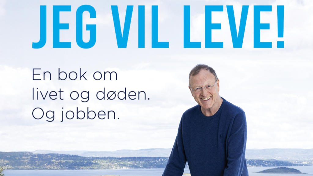 En smilende eldre mann i en blå genser står utendørs med en naturskjønn bakgrunn. Stor tekst over lyder «JEG VIL LEVE!» med tilleggstekst på norsk om liv, død og arbeid.