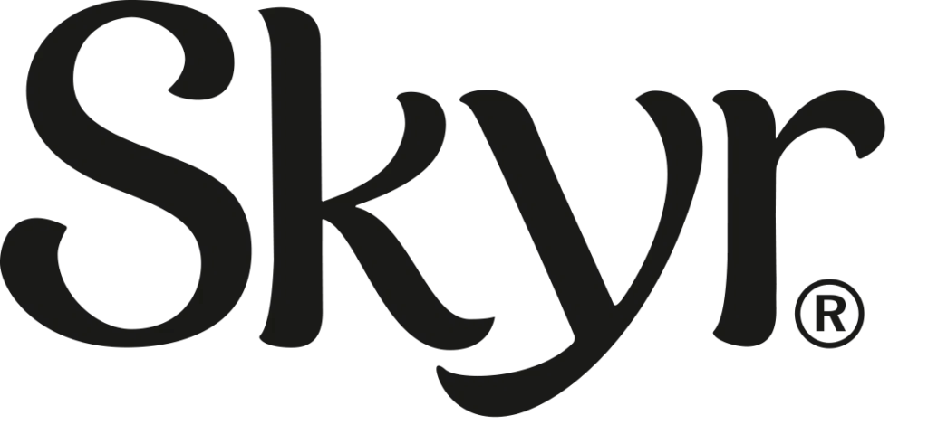 Ordet "Skyr" er skrevet i stor, svart serif-font med et registrert varemerkesymbol på slutten.