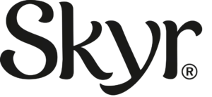 Ordet "Skyr" er skrevet i stor, svart serif-font med et registrert varemerkesymbol på slutten.