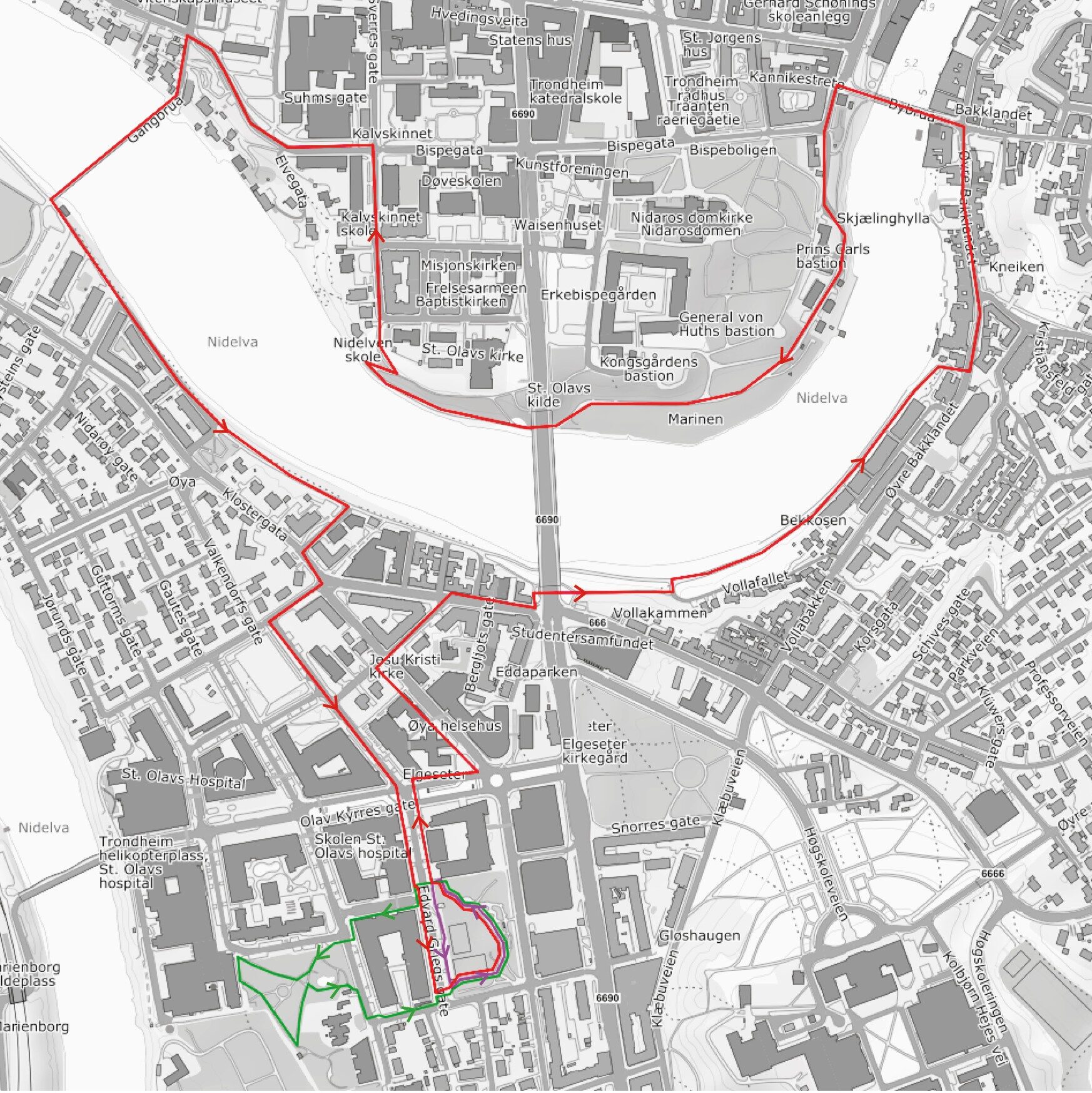Et bykart i gråtoner med en rød rutelinje som danner en sløyfe gjennom byens gater, og en mindre grønn rute i nedre venstre hjørne. Bygninger, veier og en elv er merket på hele kartet.