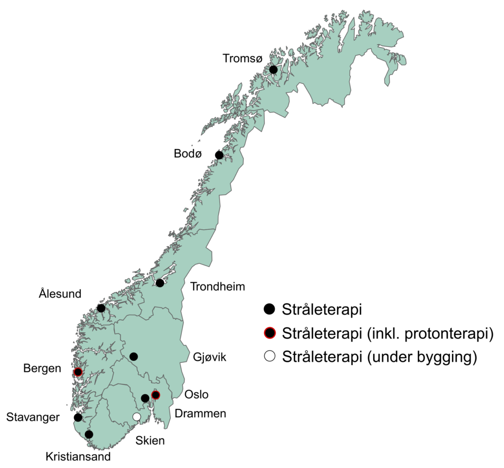 Kart over Norge som viser hvor det finnes stråleterapisentre: i drift, inkludert protonterapi, og under bygging, markert med ulike farger.