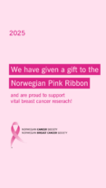 En plakat med teksten "2025. Vi har gitt en gave til Rosa sløyfe og er stolte av å støtte livsviktig brystkreftforskning!" samt logo med rosa sløyfe.