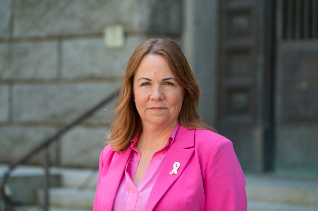 Styreleder i Brystlreftforeningen Astrid Langeby Kolbekk  står og ser i kamera.