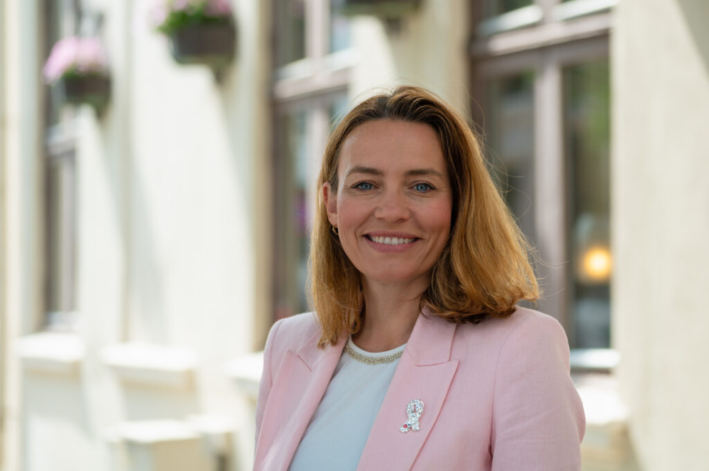 Kreftforeningens generalsekretær Ingrid Stenstadvold Ross står og ser i kamera. 