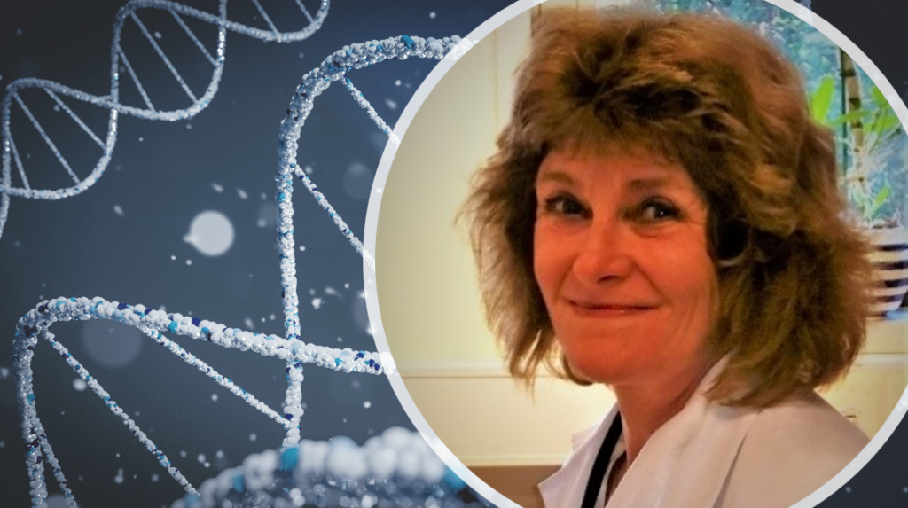 En kvinne i hvit laboratoriefrakk er avbildet i en sirkelformet ramme over en illustrasjon av DNA-strenger på mørk bakgrunn.
