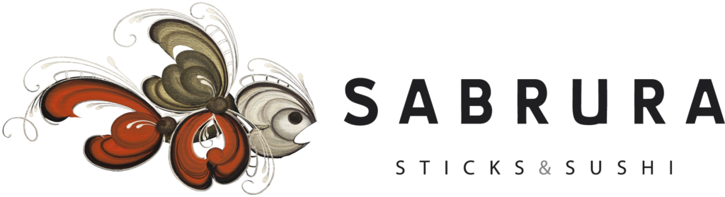 Stilisert fiskeillustrasjon ved siden av den fete teksten "SABRURA" med en mindre tekst under som lyder "STICKS & SUSHI".