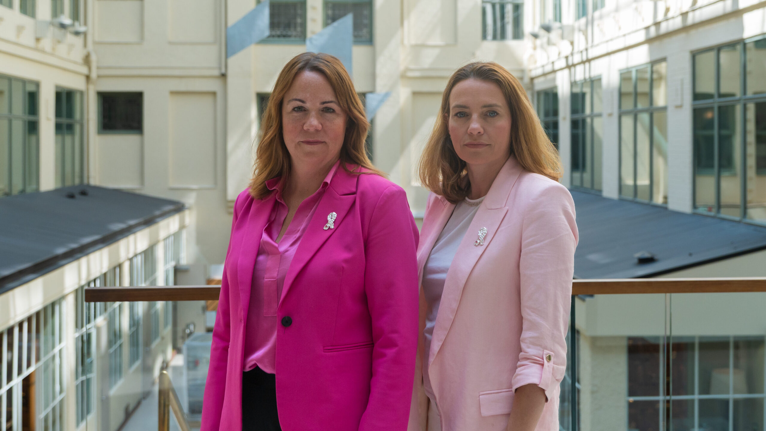 Styreleder i Brystlreftforeningen Astrid Langeby Kolbekk og Kreftforeningens generalsekretær Ingrid Stenstadvold Ross står ved siden av hverandre og ser i kamera.