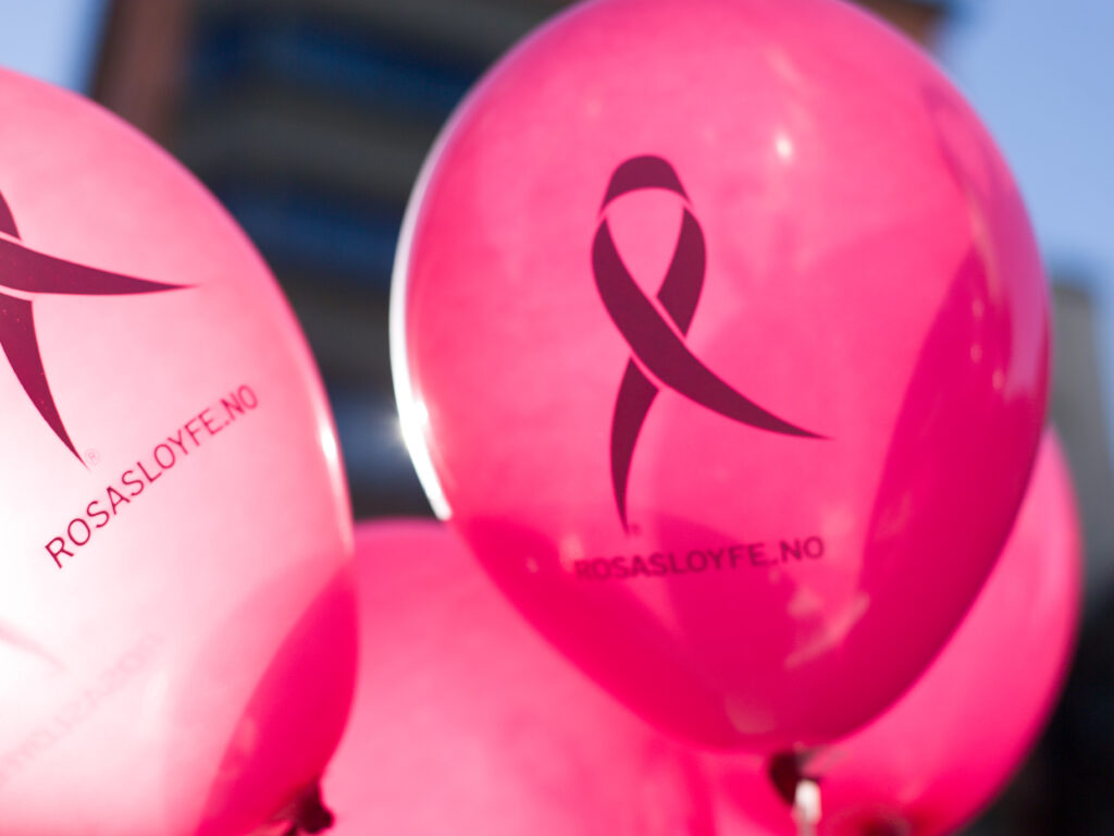 Rosa ballonger med brystkreftbåndet og teksten "ROSASLOYFE.NO" påtrykt.