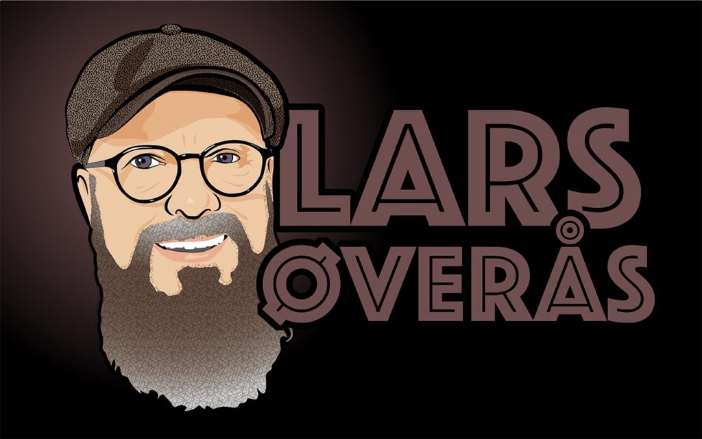 Illustrasjon av en smilende, skjeggete mann med briller og flat caps ved siden av navnet "Lars Overås" i store stiliserte bokstaver på mørk bakgrunn.