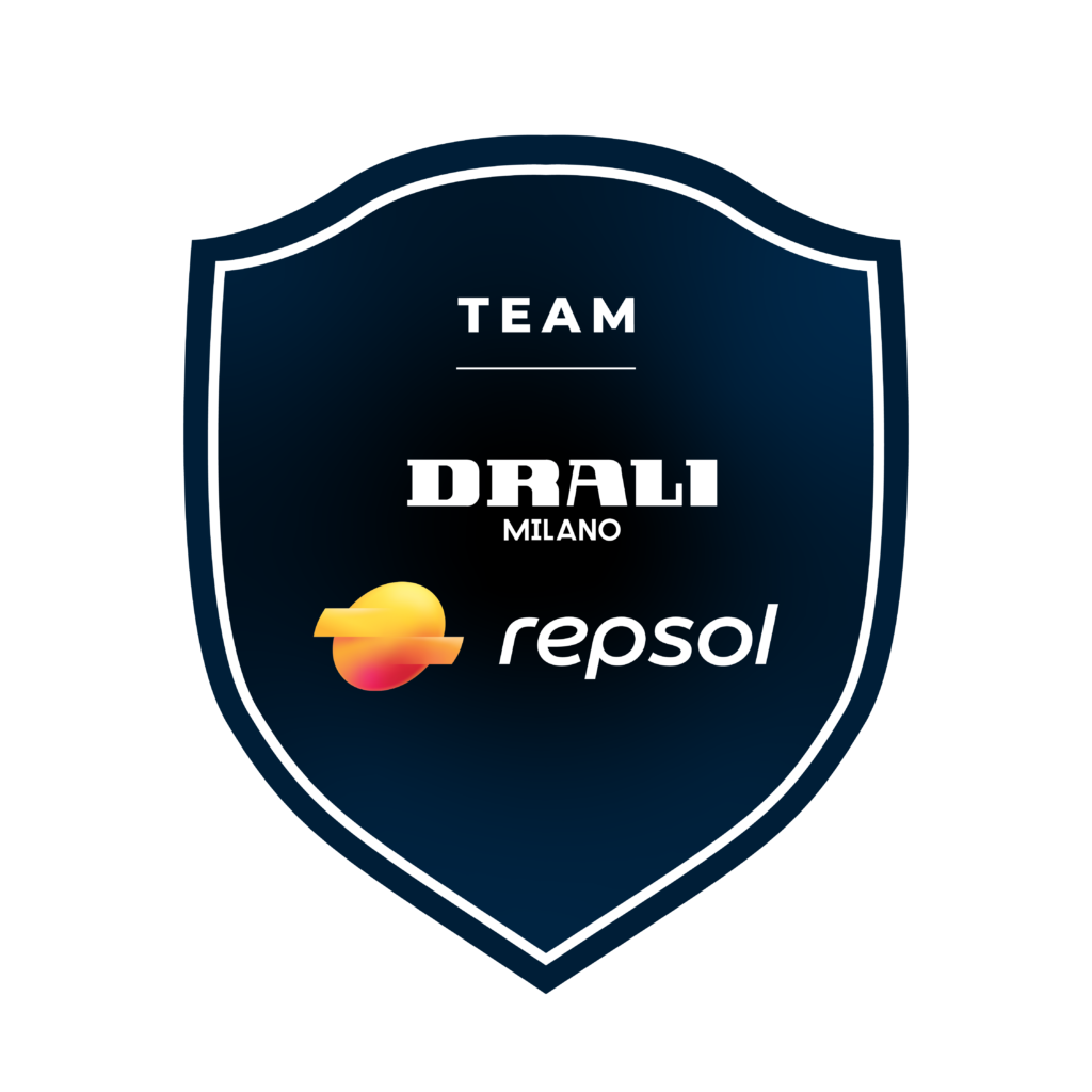 Et mørkeblått skjoldformet emblem viser "TEAM" over logoene til Drali Milano og Repsol på en hvit bakgrunn.