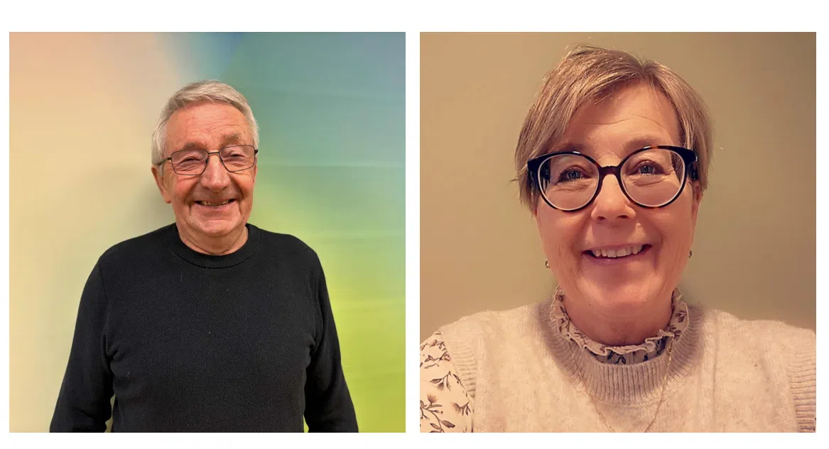 Portretter side om side av en eldre mann i mørk genser og en kvinne med briller i lys topp, begge smiler til kameraet.