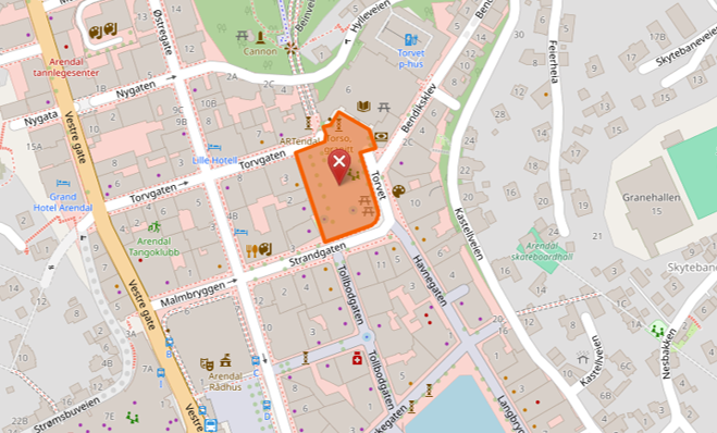 Et kart som viser en del av Arendal, Norge, med gater, bygninger og landemerker markert; et bestemt område er avgrenset i oransje med et hvitt kryss.