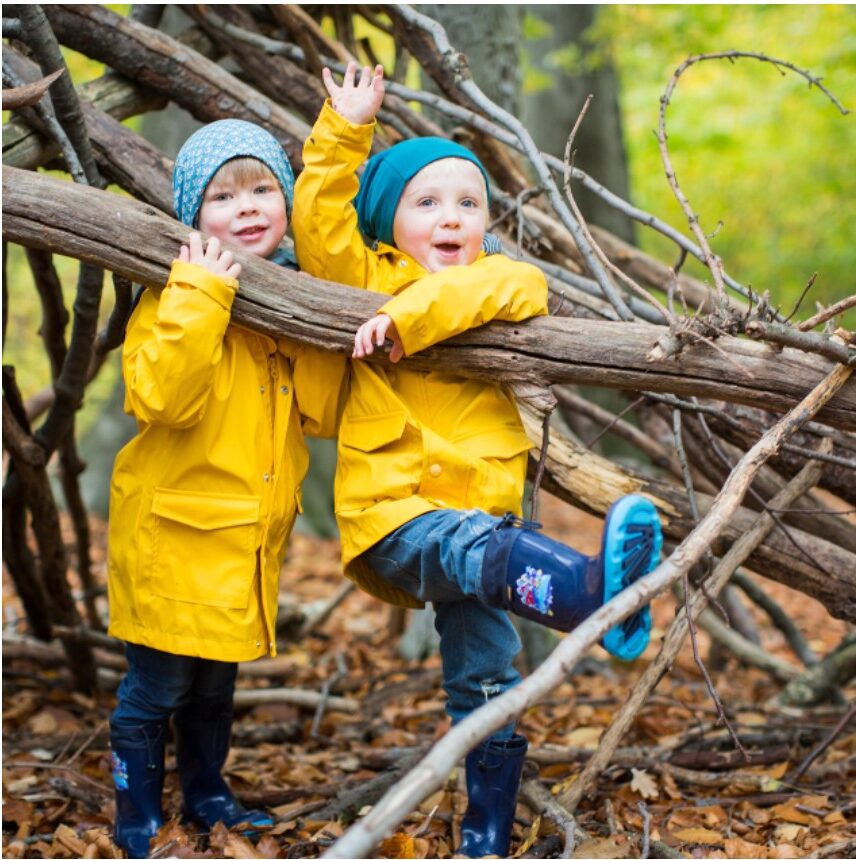 En collage viser barn utendørs i gule frakker, en hånd som strekker seg etter frukt, en svømmetime i gruppe og en voksen som leker med et barn innendørs.