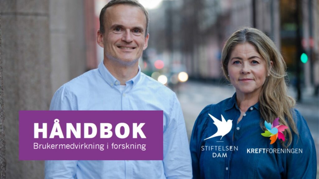 To voksne mennesker står side om side utendørs; overlagt tekst "Håndbok Brukermedvirkning i forskning" med logoer fra Stiftelsen Dam og Kreftforeningen.