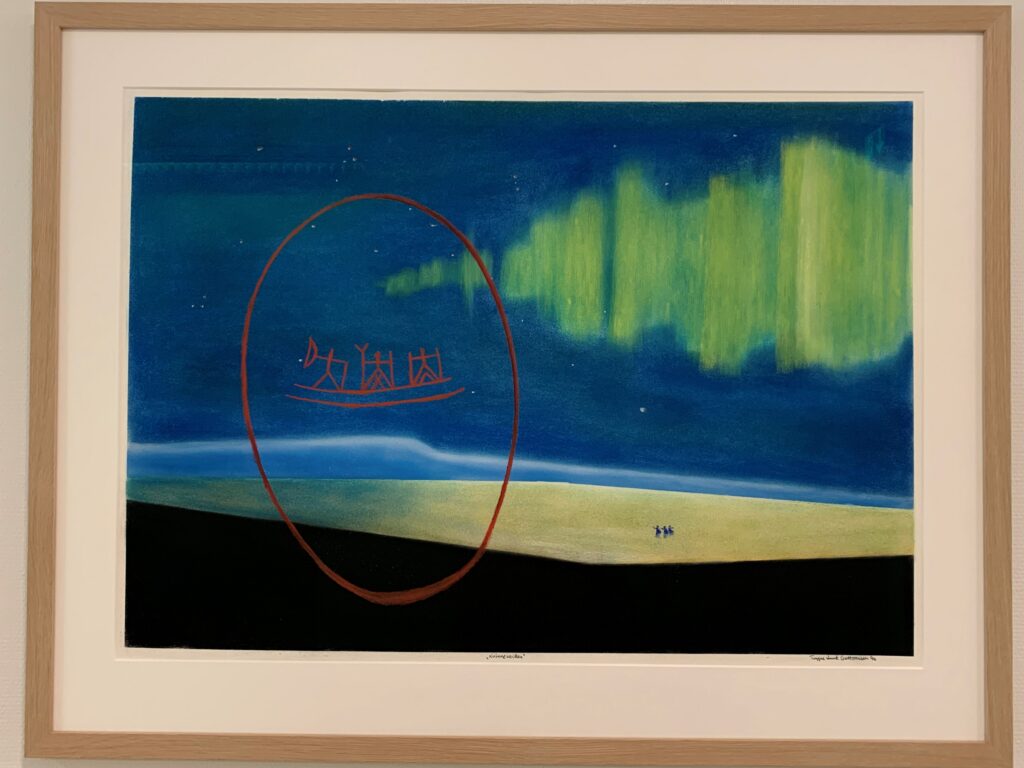 Innrammet trykk som viser en mørkeblå himmel med et grønt nordlys, et beige landskap med små figurer og en rød oval som omslutter abstrakte symboler.