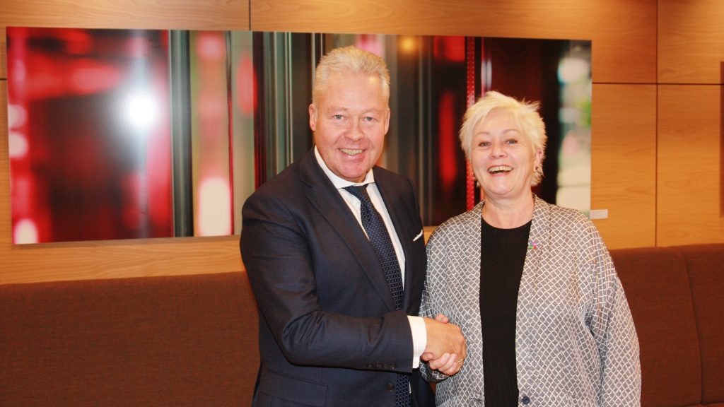Konsernsjefen i Gjensidige og generalsekretæren i Kreftforeningen signerer avtalen med et håndtrykk.