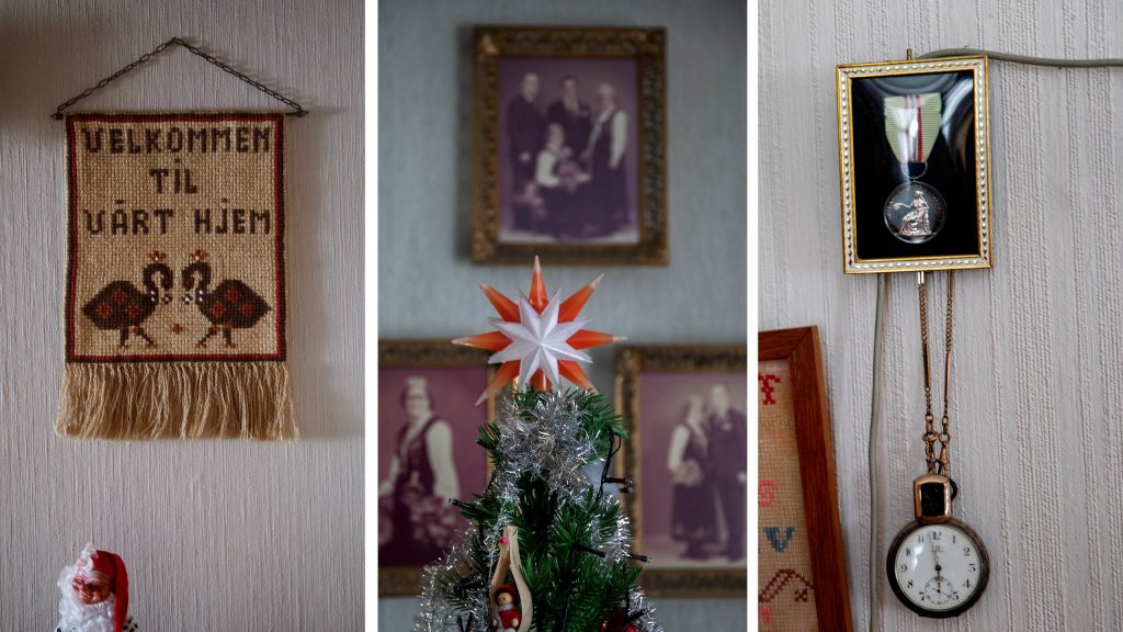 Et brodert skilt med teksten "Velkommen hjem" på, hengt opp på en strievegg. Familiebilder fra bryllup bak et juletre. Et gammel lommeur som henger på veggen. Foto.