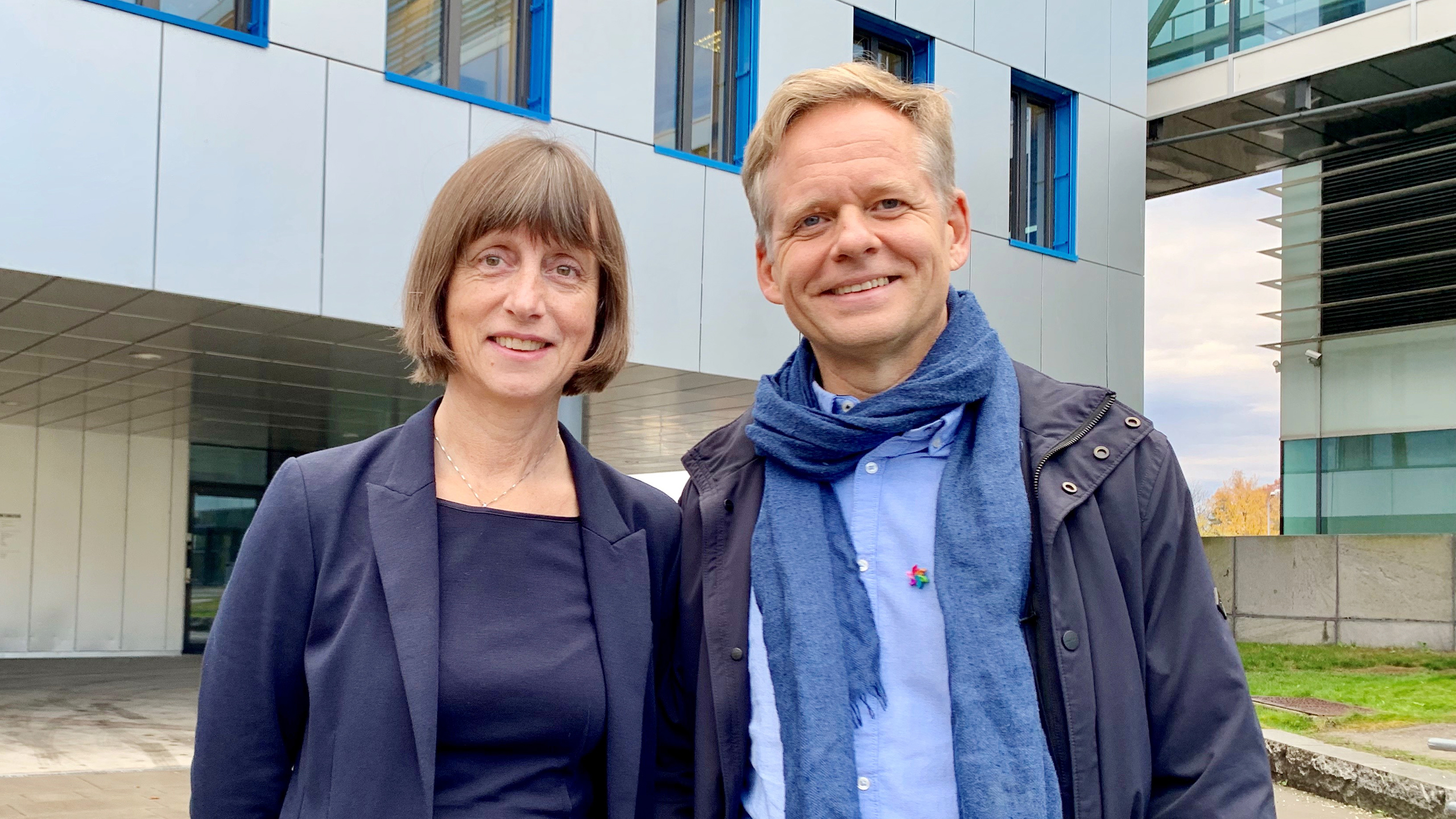 Giske Ursin, direktør i Kreftregisteret, og Ole Alexander Opdalshei, assisterende generalsekretær i Kreftforeningen