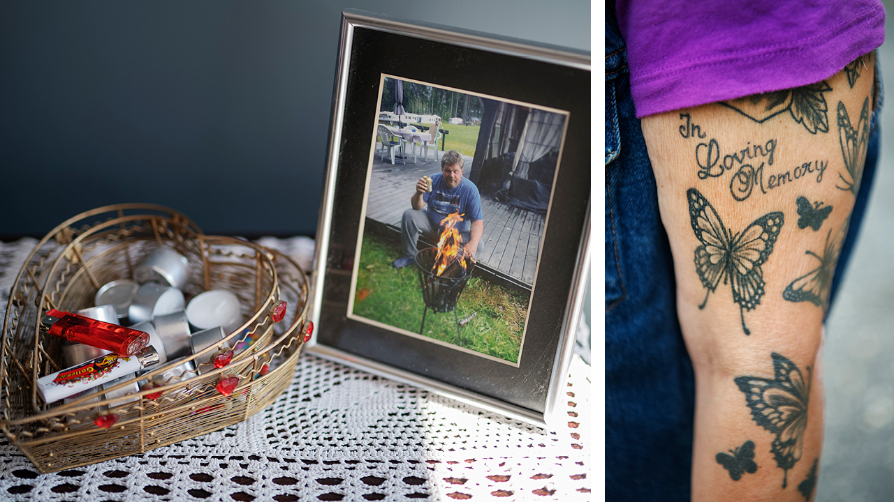 Et innrammet bilde av Beates mann, Kjell, står ved siden av en hjerteformet skål med t-lys og lightere. På armen til Beate er teksten "In loving memory" tatovert inn sammen med en rekke sommerfulger. Fotocollage.