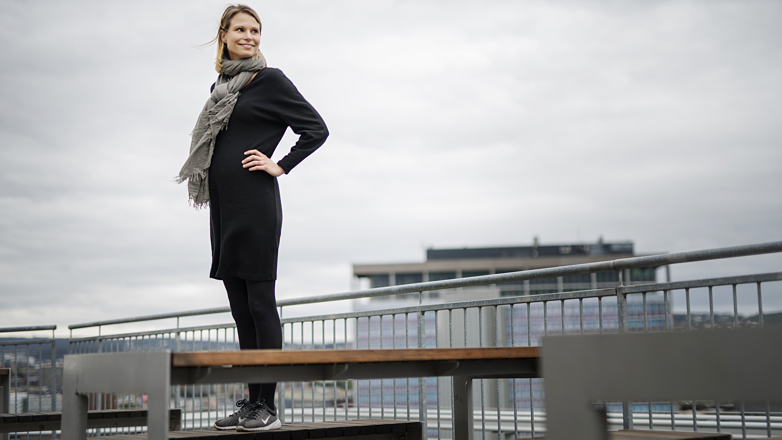 Statssekretær Maria Jahrmann Bjerke titter utover Oslo fra taket på Helse- og omsorgsdepartementet. Foto.