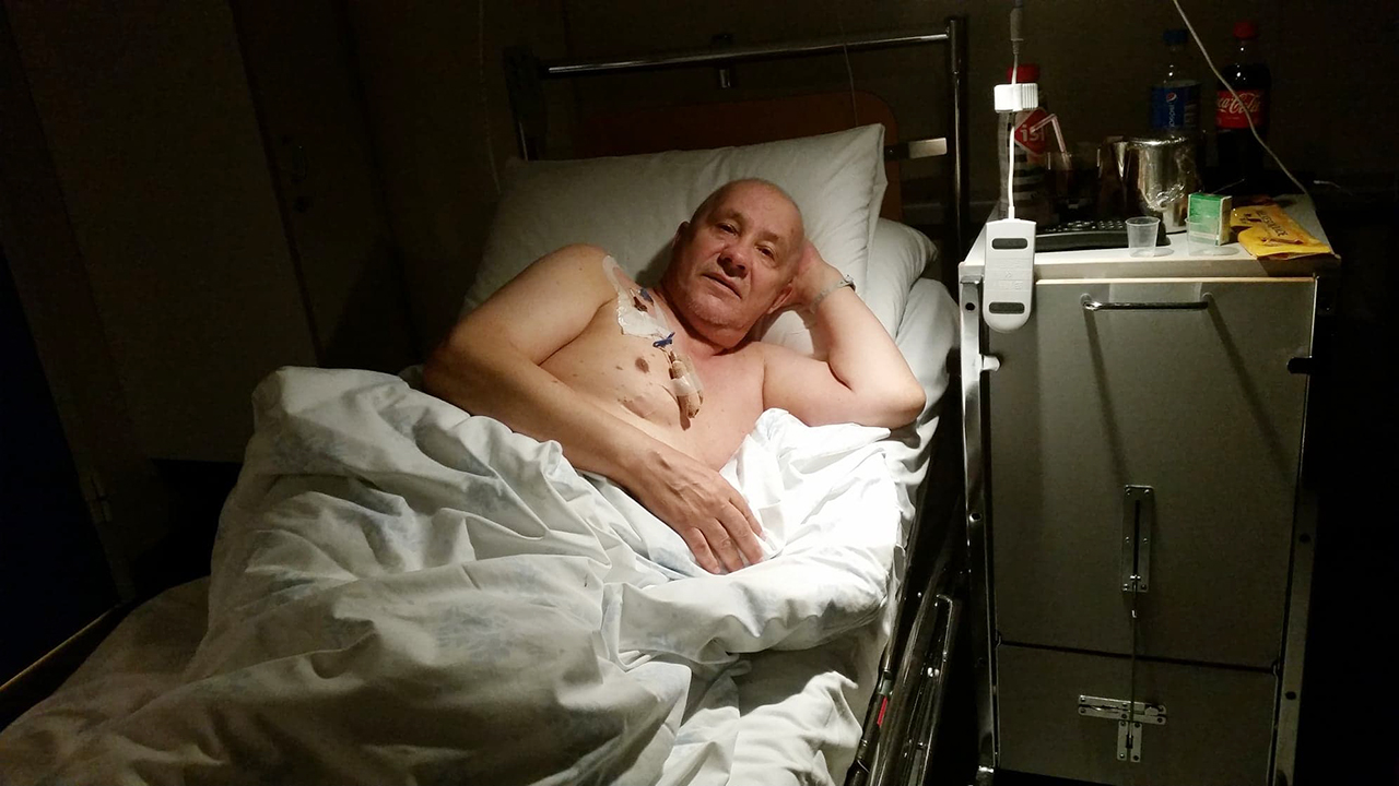 Nils ligger i sykesengen på sykehuset. Privat foto.