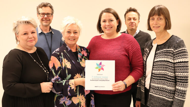 En gruppe fra Kreftregisteret mottar det synlige beviset på at de tildeles midler fra Kreftforeningen for å opprette et kvalitetsregister for bukspyttkjertelkreft. Foto.